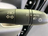 矢印やライトの表示がレバー上にまとめられ、操作内容を確認しやすい仕様です。AUTOなどの表記もあり、日常の点灯操作を迷いにくくサポートします。