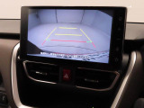 後退時に車両の後ろ側をモニター画面に表示します。車庫入れなどでバックする際に後方確認ができて便利です。車庫入れが苦手な人もこれで安心。