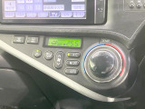 【オートエアコン】一度お好みの温度に設定すれば、車内の温度を検知し風量や温度を自動で調整。暑い&hellip;寒い&hellip;と何度もスイッチ操作をする必要はありません。快適な車内空間には必須の機能ですね♪