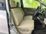 明るい色合いのシートと広めの窓で、運転席まわりに開放感があります。座面や背もたれの形状も見やすく、乗り降りの際に室内の様子を確かめやすい空間です。