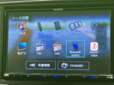 地デジやFM、AMのほか、Bluetoothなど複数の音源を選択できる画面です。聴きたい音源を一覧から選びやすく、通勤や休日のお出かけなど幅広い場面で活用できます。
