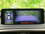 後方の映像に加えて車両周辺の表示も確認でき、駐車時の周囲確認をサポートします。ガイド線も表示されるため、後退時の位置合わせや障害物との距離感をつかむ際に便利です。