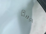 【ブラインドスポットモニター】走行中、ドアミラーの死角になりやすい箇所に後続車が接近するとサイドミラーのレンズに警告を表示!ドライバーに注意喚起をしてくれます。