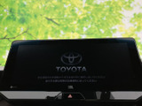 大きく見やすいディスプレイを備え、運転席から画面を確認しやすい配置です。日常の移動時に情報を確かめやすく、車内での案内確認にも便利に活用できます。