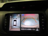 空から見ているような視点でクルマの周囲が確認できるモニター。クルマの真上から見ているかのような映像によって周囲の状況を知ることで駐車を容易に行うための支援技術です