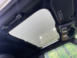 【ガラスルーフ】ガラスルーフ搭載で車内の解放感が一気にアップ!開放的なドライブをお楽しみいただけます。