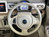 インテリアに合わせたデザインのステアリングは、運転される方のことも考え、運転しやすい形状、大きさです。是非一度、実際に触ってお確かめください。