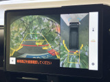車両周囲を確認できる映像に、進行方向の目安となるガイド表示も備わり、駐車時や狭い場所での取り回しをサポート。画面を見ながら周囲の状況を把握しやすい装備です。
