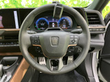 手元に複数のスイッチが備わり、運転姿勢を保ちながら車両の各種機能を扱いやすい構成です。メーター表示と合わせて使えるため、日々の運転を便利にサポートします。