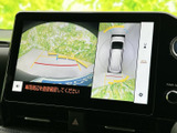後方の映像に加えて車両周囲の表示も確認でき、駐車時の安全確認をサポートします。ガイド線も画面に表示されるため、周囲を目視で確かめながら車庫入れを行う際に便利です。