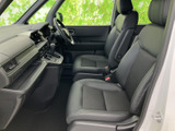 前席は座面と背もたれにゆとりがあり、落ち着いた色合いでまとまっています。運転席側まで見通しやすい室内で、助手席の方もくつろいで過ごせそうです。