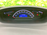 速度や燃料残量など、運転に必要な情報がひと目で確認しやすい配置です。中央の表示も見やすく、走行中に各種情報を把握する際に役立つメーター廻りです。