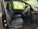 前席はシートとステアリングの位置関係が分かりやすく、運転席から前方を見渡しやすいレイアウトです。落ち着いた色合いの座席で、乗り降りの際にも室内の様子を確かめられます。