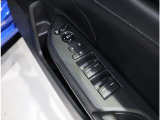 ドア内側、手の届きやすい位置にドアガラスの開閉スイッチ(パワーウインドウ)があります。運転席にはいたずら防止のためのロック付!
