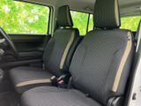 落ち着いた色合いのシートに明るい差し色を添え、車内に親しみやすい雰囲気を演出しています。窓から光が入り、前席からの見晴らしもよく、ゆったりと座って過ごせる空間です。