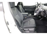 包み込むようなホールド感のあるシートでお車の操作性だけでなく、運転中の疲れも軽減!長時間の運転やお体をしっかりサポートします!