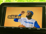 テレビ映像を表示できる画面を備えており、停車中の休憩時間などに番組を視聴できます。画面で映像を楽しめるため、車内で過ごすひとときにも活用いただけます。