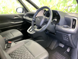 運転席まわりは視界が広く、前方や左右の状況を確認しやすい空間です。座面や背もたれの形状にもゆとりが感じられ、毎日の移動を快適に過ごせます。