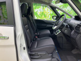 前席は運転席と助手席の間にゆとりがあり、座った際にも周囲を見渡しやすいレイアウトです。シートは落ち着いた色合いで、乗り降りの際も足元を確認しやすく、毎日の移動を快適に過ごせます。