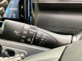 表示がレバー上にまとまり、運転席から操作位置を確認しやすい仕様です。前後のワイパーに関する表示も備わり、天候の変化に応じて必要な操作を選びやすい、日常で便利な装備です。