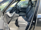 前席は視界が広く、運転席まわりを見渡しやすいレイアウトです。シートの座面や背もたれには落ち着いた配色が採用され、毎日の移動もゆったり過ごせます。