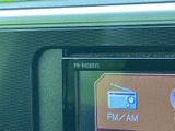 画面にはFM・AMなどのオーディオ項目が表示され、音源の選択に利用できます。バックモニターの映像表示は確認できないため、装備内容は現車にてご確認ください。