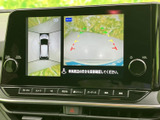 車両周辺を上から見た表示と後方の映像を同時に確認でき、駐車時に周囲の様子を把握する際に役立ちます。画面内の目安表示もあり、狭い場所での切り返しや駐車をサポートしてくれる装備です。