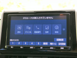 タッチ画面に目的に合わせた各種メニューが並び、電話や住所などの項目も選べます。画面表示を確認しながら操作でき、日々の移動をサポートする装備です。