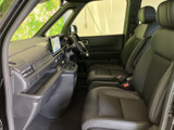 前席は見晴らしのよい位置にあり、運転席まわりを見渡しやすいレイアウトです。ゆとりある座席と落ち着いた色合いの室内で、毎日の移動から長時間の乗車まで快適に過ごせます。