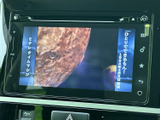 テレビ番組を画面で視聴できる装備です。停車中の待ち時間に映像を楽しめるため、休憩やお迎えの合間などにも過ごし方の幅が広がります。