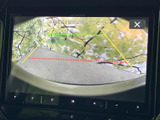 後方の映像にガイド線が表示され、駐車時に周囲との距離感を確認する目安になります。画面で後方の様子を把握しやすく、車庫入れや駐車をサポート。乗り降りの多い場所でも、後方確認に役立つ装備です。