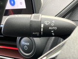 ワイパーのマークやAUTO表示があり、操作内容を視認しやすいレバーです。雨天時など視界の確保が気になる場面でも手元で操作しやすく、天候に合わせた運転を支えます。