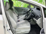 明るい色調のシートと、ゆとりを感じる足元が広がる運転席まわりです。前方の視界を確保しやすい着座位置で、乗り降りの際も車内の様子を確認しやすく、毎日の移動に使いやすい空間です。