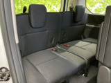 三列目にも左右の座席とヘッドレストが備わり、後席まで乗車できる室内構成です。窓から外の明るさが届き、複数人でのお出かけでも、後ろに座る方が落ち着いて過ごせます。