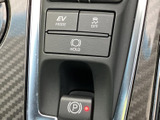 運転席まわりにEVモードやブレーキ関連のスイッチが集まり、必要な操作を手元で行いやすい配置です。表示がそれぞれ明確に分かれ、使いたい機能を確認しやすくなっています。