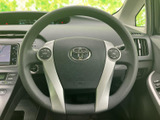 左右にスイッチを備え、運転姿勢を保ちながら手元で各種機能を扱いやすい仕様です。メーターや周囲の確認をしながら使える、日常に便利な装備です。