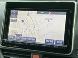 見やすい地図画面で、目的地へのナビゲーションをサポート。スムーズなルート案内で、初めての場所でも安心して運転できます。
