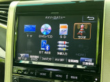 テレビやラジオ、ディスクなど複数のAVソースを画面から選べます。音楽や番組など、気分や用途に合わせて切り替えられる便利な装備です。表示が一覧になっており、選びたい項目を確認しやすい仕様です。