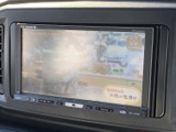 停車中にテレビ番組を視聴でき、待ち時間も車内でゆったり過ごせます。画面下の操作ボタンも見やすく配置されており、必要なときに手元で操作しやすい点も日常で便利な装備です。