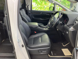 運転席まわりは前方の視界が広く、シートに腰掛けた際も周囲を確認しやすい配置です。黒を基調とした室内は落ち着きがあり、助手席との間にもゆとりが感じられます。