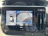 車両周辺の映像や目安となるガイドを画面で確認でき、駐車時の状況把握をサポートします。画面表示を参考にしながら、周囲に気を配った車庫入れに役立てられます。