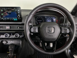【ハンドル】運転にかかわる様々な操作を安全に行えるように視点移動が少なく操作性に配慮されたスイッチ類が凝縮されたコックピットです。