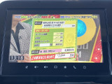 テレビ番組を停車中に画面で視聴できる装備です。画面上に番組映像と時刻が表示され、休憩中などに車内で過ごす時間をより楽しく演出します。視聴は停車時にお楽しみください。