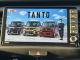 テレビ映像を表示できる画面を備え、停車中の休憩時間などに映像を楽しめます。画面の明るさや表示内容を確認しやすく、車内で過ごす時間を過ごしやすくしてくれる装備です。