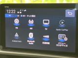 FM・AMやテレビ、スマートフォン連携など、音楽や情報を選べるメニューが見やすく並びます。使いたい音源を画面から選びやすく、日々の移動時間を自分好みに活用できます。