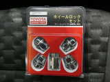 「AUTO」スイッチで車内の温度を一定に保ってくれるオートエアコン。快適装備の代名詞。もちろんマニュアル操作も可能ですよ。