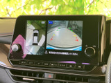 後方の映像に加えて車両周辺の表示も確認でき、駐車時の周囲確認をサポートします。画面の案内を目安にしながら、目視もあわせて落ち着いて駐車できます。