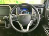 ステアリングには複数のスイッチが配置され、手元で車両の機能を扱いやすい構成です。メーターも視線の先に収まり、運転に必要な情報を確認しやすい環境です。