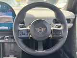 左が運転支援システムの操作スイッチ、右がオーディオ系スイッチになります。非常に使いやすく配置されています