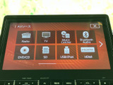ラジオやテレビ、ディスク、USBなど、複数の音源を選べるメニュー画面です。使いたいソースを画面から選択でき、普段の移動やお出かけの際に、好みに合わせた音楽や音声を楽しめます。